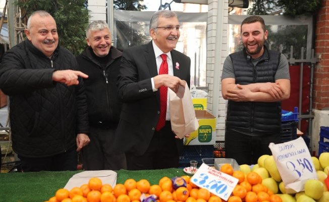 Başkan adayı Aydın pazarda tezgahın arkasına geçerek mandalina sattı