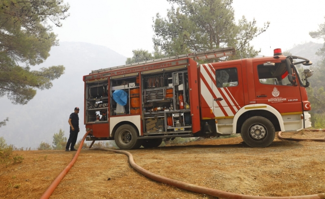 İBB Ekipleri Termik Santrali Çevresindeki Yangınlara Müdahale Etti
