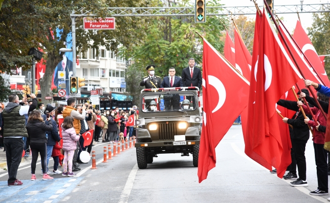 Kadıköy’de Klasik Otomobillerden Cumhuriyet Konvoyu
