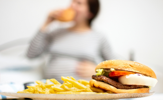 Hamilelikte kaçınmanız gereken 5 önemli beslenme hatası!
