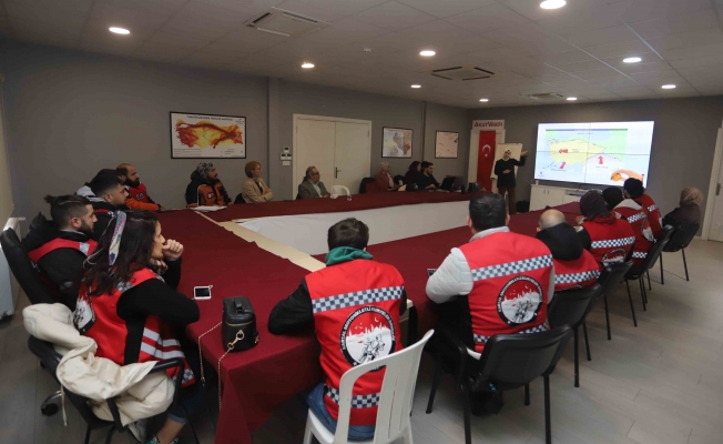 Kartal’da Afet gönüllüsü motosikletli kuryelere eğitim verildi