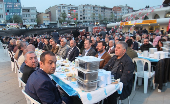 MHP Zeytinburnu İlçe Başkanlığı Binlerce Kişiye Meydanda İftar Verdi (VİDEOLU)