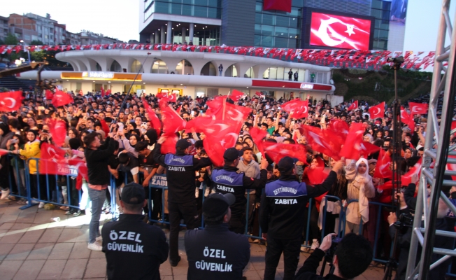 Zeytinburnu'nun Gençleri 19 Mayıs'ı Tuğçe Kandemir 'in Şarkıları İle Kutladı (VİDEOLU)