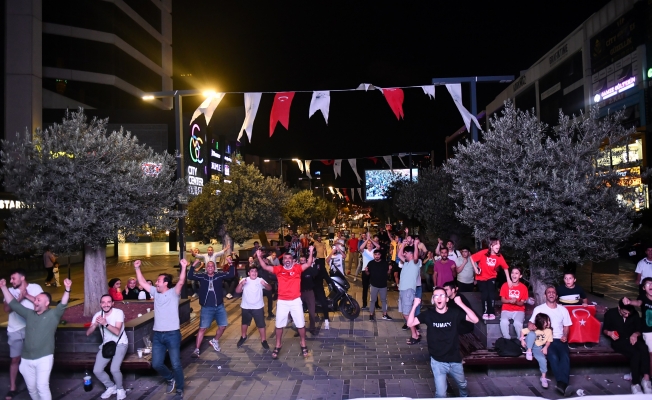 Esenyurtlular Türkiye-Sırbistan maçını dev ekranda izledi