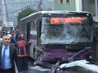İstanbul'da belediye otobüsü kaza yaptı: 2 ölü