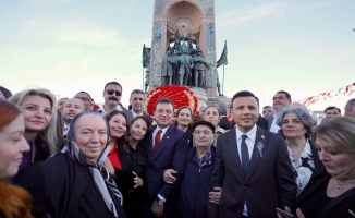 85 Yıldır Bitmeyen Özlem, 10 Kasım'da Atatürk'ün Taksim'de ki Anıtına Çelenk Konuldu
